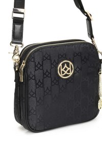 Borsa a tracolla nera realizzata in tessuto texture, con accento del logo dorato, doppie chiusure a zip e una tracolla removibile con hardware.