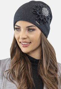 Berretto grigio con lavorazione a maglia testurizzata, caratterizzato da un'applicazione di fiore in feltro con dettagli in strass sul lato. Materiale morbido, vestibilità aderente.