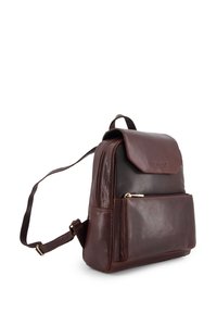 Brun læderrygsæk med klaplukning, frontlynlåslomme, justerbare stropper og teksturerede sideaccenter. Kompakt rektangulær form.