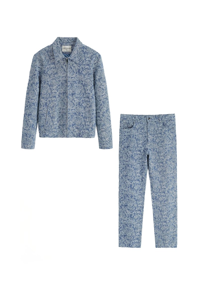 Ensemble de veste et pantalon imprimé floral bleu, fabriqué dans un tissu texturé, avec une fermeture éclair et une coupe décontractée présentant des motifs paisley distincts.