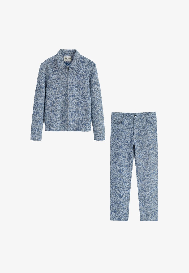 Ensemble de veste et pantalon imprimé floral bleu, fabriqué dans un tissu texturé, avec une fermeture éclair et une coupe décontractée présentant des motifs paisley distincts.