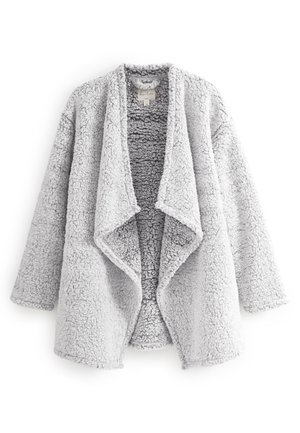 Veste en polaire sherpa gris clair, à ouverture avant sans boutons, manches longues et col drapé décontracté, présentée à plat sur un fond blanc.