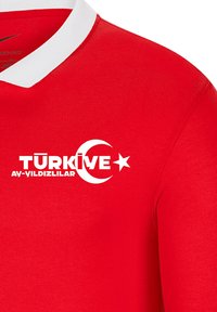 Rode sportshirt met witte kraag. Bevat "TÜRKİYE" en een witte maansterlogo. Gemaakt van gladde, ademende stof.
