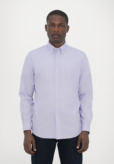 Camisa de botones de color púrpura claro con cuello, mangas largas y botones blancos. Textura suave, corte entallado y detalle de dobladillo curvado.