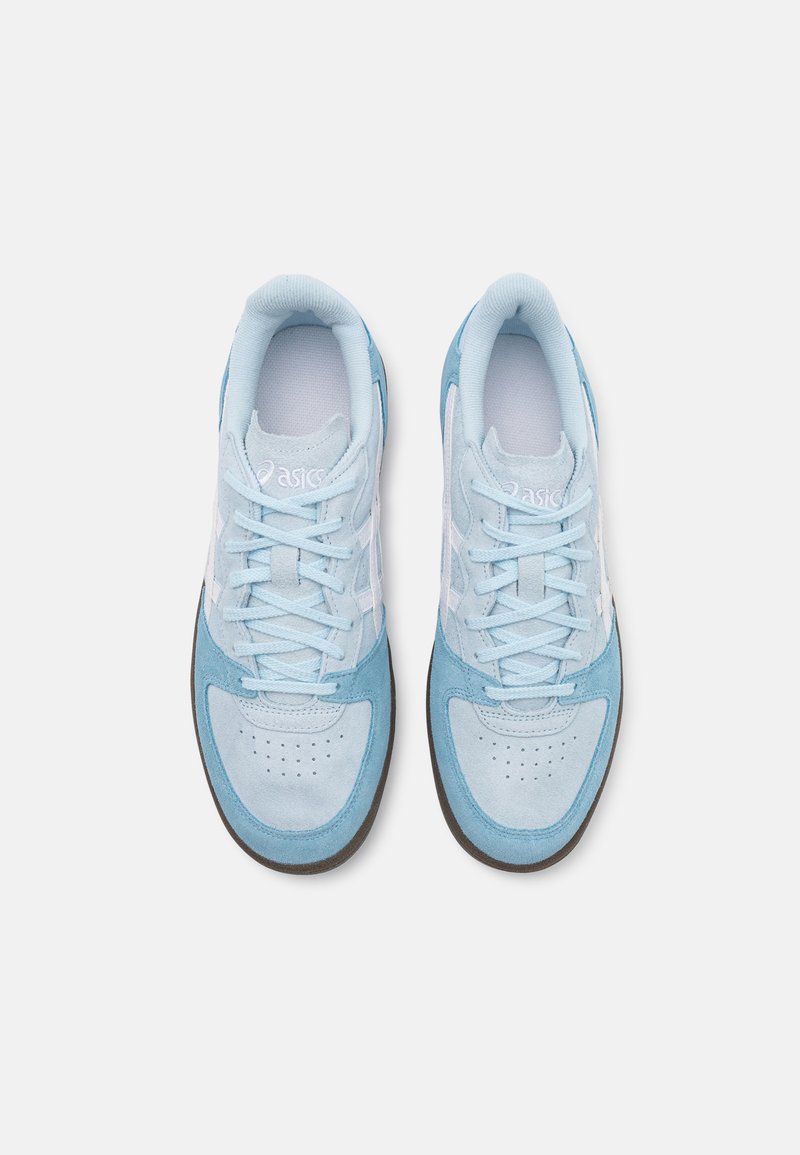 Zapatillas deportivas azul claro con material de ante y malla; presentan puntera perforada, logo blanco y suela de goma gris.