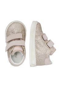 Lesklé růžové boty pro batolata s dvěma suchými zipy, strukturovaný svršek, bílá gumová podešev a kulatý tvar špičky.