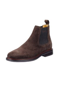 Brązowe zamszowe botki Chelsea z elastycznymi panelami bocznymi, okrągłym noskiem i niskim obcasem. Wyposażone w pętelkę do zakładania i kontrastowe przeszycia.