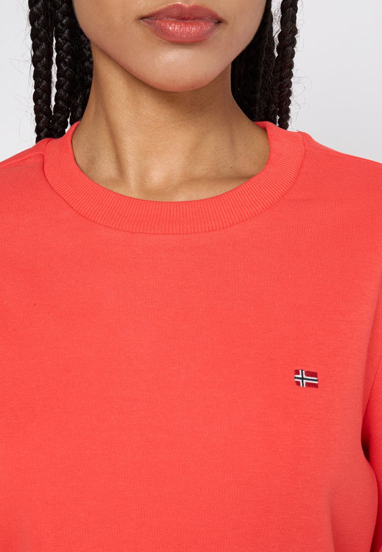 Koralle Sweatshirt mit geripptem Rundhalsausschnitt, ausgestattet mit einem kleinen gestickten Flaggenemblem auf der Brust. Glattes Baumwollmaterial, lässige Passform.