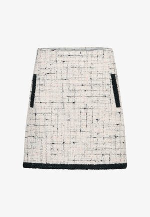 Jupe en tweed tissé dans des tons clairs avec des accents noirs, présentant une surface texturée, deux poches latérales et un ourlet contrasté.