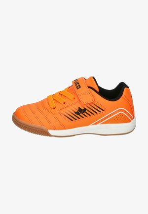 Baskets de sport orange avec accents noirs, bande Velcro et fermeture à lacets. Caractérisées par une tige en synthétique texturé et une semelle en caoutchouc avec motif de grip.