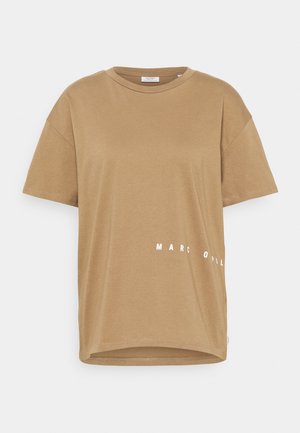 T-shirt marron à manches courtes avec col rond et texte blanc "MARC O'POLO" courbé près du bas côté droit.