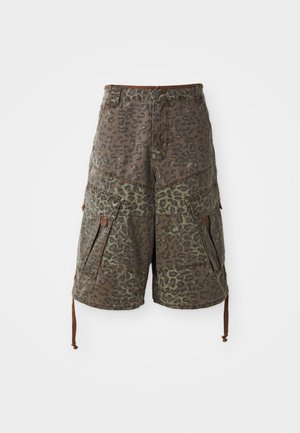 Tarnfarbene Cargo-Shorts in Grün und Braun mit Leopardenmuster, ausgestattet mit mehreren Taschen, verstellbaren Kordeln und verstärkten Nähten.