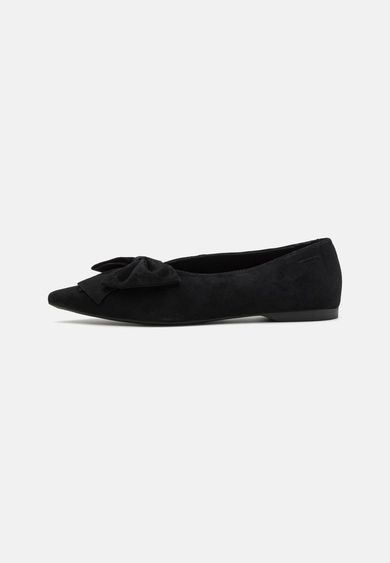 Baletă negre din suede, cu vârful ascuțit și o funda mare pe partea din față. Design minimalist și talpă joasă, plată.