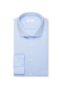 Chemise habillée pour homme bleu clair avec col évasé et poignets pliés, soigneusement boutonnée et pliée sur un fond blanc.