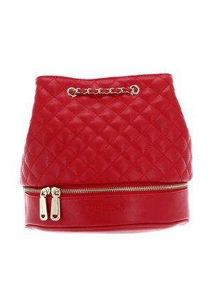 Sac Valentino en cuir rouge matelassé avec détail chaîne dorée et fermeture éclair double à la base sur fond blanc.