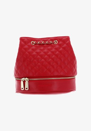 Sac Valentino en cuir rouge matelassé avec détail chaîne dorée et fermeture éclair double à la base sur fond blanc.