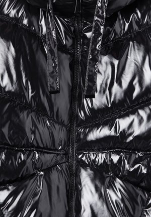 Giacca a vento nera con superficie lucida e trapuntata. Presenta una chiusura frontale con zip e coulisse regolabili sul collo.