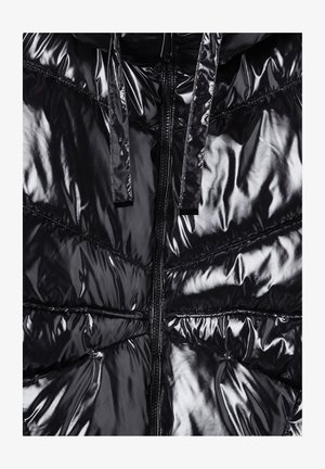 Giacca a vento nera con superficie lucida e trapuntata. Presenta una chiusura frontale con zip e coulisse regolabili sul collo.