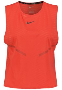 Nike-hihaton toppi kirkkaassa oranssissa, jossa on teksturoitu siksak-kuvio. Siinä on pyöreä pääntie ja pieni musta logo rinnassa.