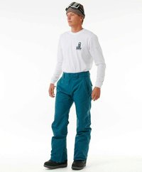 Teal sneeuwbroek met een relaxte pasvorm en meerdere zakken, gecombineerd met een langekleurig wit shirt met een logo, en zwarte sneeuwlaarzen.