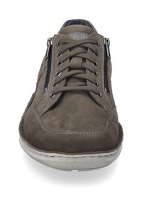 Ruske kožne tenisice s vezanjem na prednjem dijelu i bočnim patentnim zatvaračima. Imaju teksturiranu površinu i kontrastnu laganu gumenu potplate.