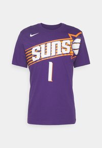 Lilla kortærmet T-shirt med "SUNS" grafisk print i hvid og orange, med et basketball-ikon og tallet "1" i et kontrasterende design.