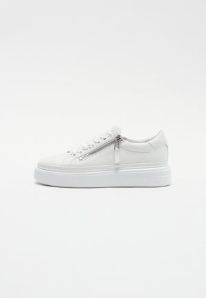 Biały skórzany sneaker na platformie z wiązaniem z przodu i bocznym zamkiem na jednolitym białym tle.