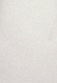Tissu gris clair à côtes avec des détails subtils de coutures diagonales se dirigeant vers le centre depuis les côtés.