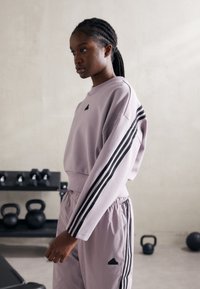 adidas Sportswear FUTURE ICONS THREE STRIPES  - Felpa - preloved fig