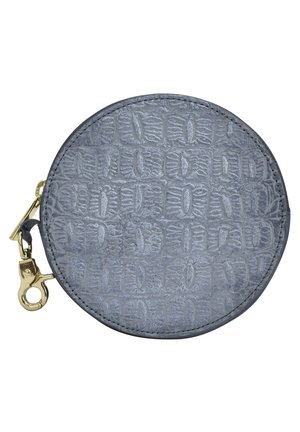 Ronde grijze leren muntenportemonnee met geperst krokodillenpatroon en gouden metalen sluiting op witte achtergrond.