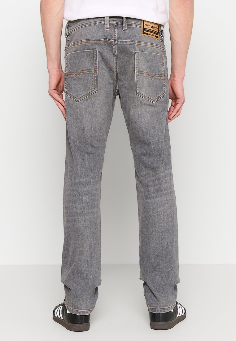 Grijze denim jeans met een rechte snit, voorzien van een klassiek vijf-pocket ontwerp en subtiele stiksels op de achterzakken.