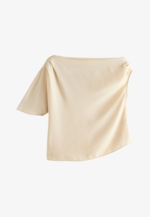Béžová asymetrická saténová halenka s jedním krátkým rukávem na levé straně a širokým lodičkovým výstřihem, hladká textura a volný střih.