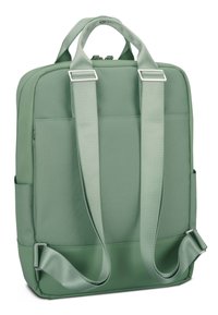 Zöld hátizsák párnázott pántokkal, téglalap alakú, sima külső felülettel és oldalsó zsebekkel. Állítható fém rögzítőelemekkel és felső fogantyúval rendelkezik.