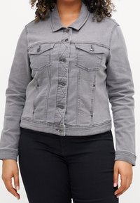 Šedá džínová bunda s dlouhými rukávy, zapínáním na knoflíky, dvěma náprsními kapsami a úzkým střihem, s jemnými detaily šití.