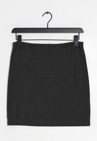 Tummanharmaa lyhyt hame, joka on valmistettu kevyestä kankaasta. Sen pinta on sileä, ilman kuvioita, ja siinä on yksinkertainen muotoilu, jossa on vyötärönauha.