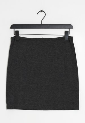 Tummanharmaa lyhyt hame, joka on valmistettu kevyestä kankaasta. Sen pinta on sileä, ilman kuvioita, ja siinä on yksinkertainen muotoilu, jossa on vyötärönauha.