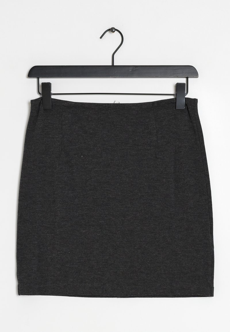 Tummanharmaa lyhyt hame, joka on valmistettu kevyestä kankaasta. Sen pinta on sileä, ilman kuvioita, ja siinä on yksinkertainen muotoilu, jossa on vyötärönauha.