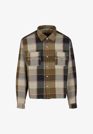 Camisa de botones con patrón a cuadros en tonos de marrón, negro y crema. Presenta dos bolsillos en el pecho y detalles de costura en contraste.