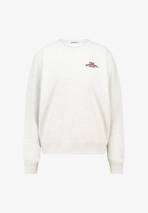 Sudadera gris claro hecha de material suave. Presenta un cuello redondo, hombros caídos y texto bordado en burdeos que dice "THE MORNING CLUB."