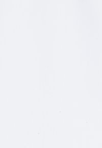 Vit keramikvas med en slät, matt yta. Rundad kropp och smal hals, designad för blommarrangemang eller dekorativ användning.