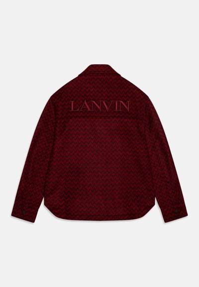 Vörös és fekete zigzag mintázatú, hosszú ujjú ing, gallérral és hímzett "LANVIN" logóval a háton, kerekített szegéllyel és gombos mandzsettákkal.