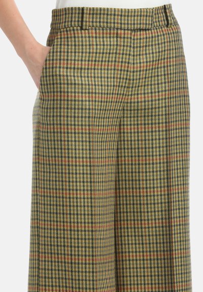 Broek in een groen, bruin en rood geruit patroon, gemaakt van een textuurstof; voorzien van zijzakken en een traditionele taillebandontwerp.