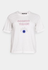 Camiseta de algodón blanca con un diseño gráfico que presenta "VISIÓN CÓSMICA" en rosa y una ilustración de un ojo azul con líneas que irradian hacia afuera.
