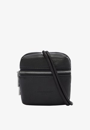 Piccola borsa a tracolla in pelle nera con cerniera argentata, bordi arrotondati e lunga tracolla piegata sul davanti.