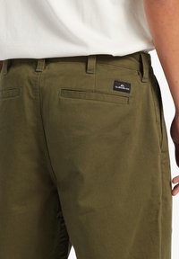 Quiksilver WILDE  - Chino kalhoty - grape leaf
