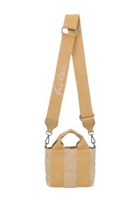 Bolso tote de sherpa beige con correa ancha ajustable que presenta cierres metálicos y "fut tri" bordado en cursiva.