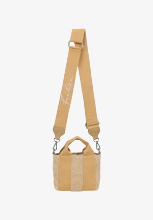 Beige Sherpa-Tote mit breitem verstellbarem Tragegurt, verziert mit Metallclips und der in Schreibschrift gestickten Aufschrift "fut tri".