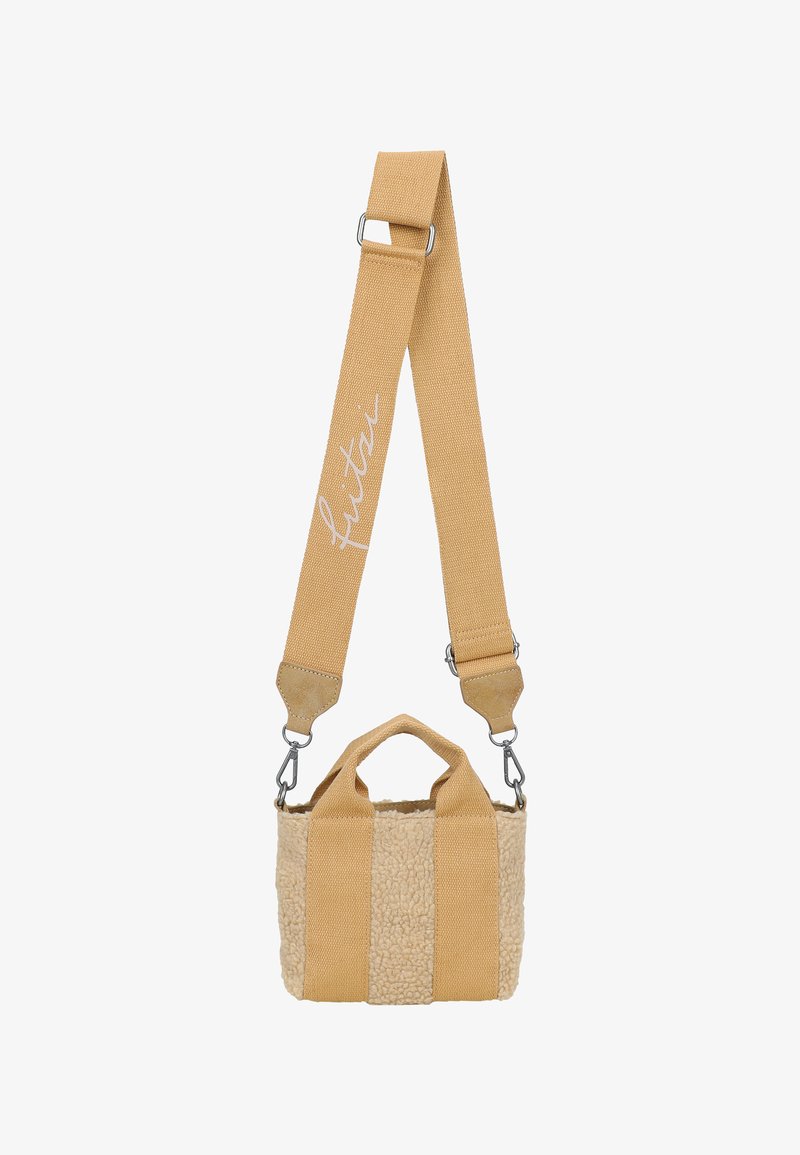 Bolso tote de sherpa beige con correa ancha ajustable que presenta cierres metálicos y "fut tri" bordado en cursiva.