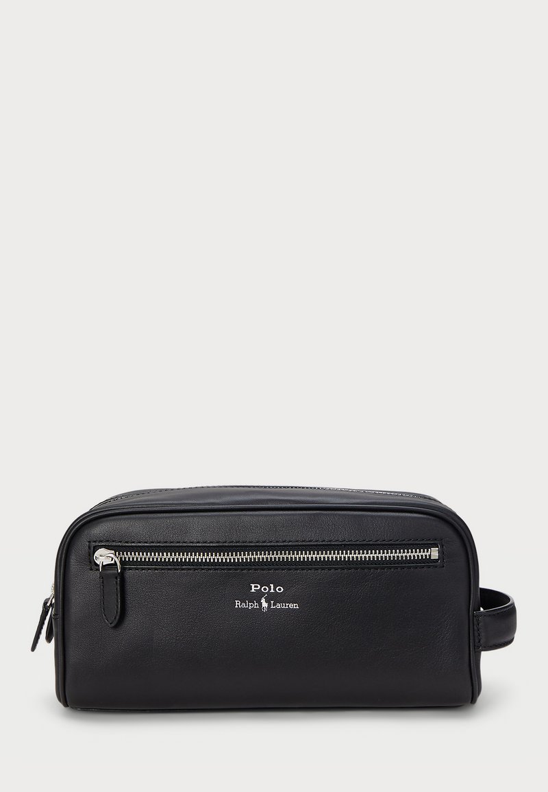 Trousse de toilette en cuir noir avec une texture lisse, fermeture éclair avant, détail de logo et loop de poigneé sur le côté. Forme rectangulaire avec un design minimaliste.