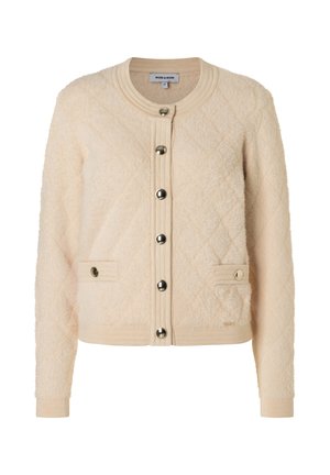 Cardigan beige matelassé texturé avec des manches longues, un col rond, des boutons dorés à l'avant, et deux poches boutonnées à hauteur de taille.